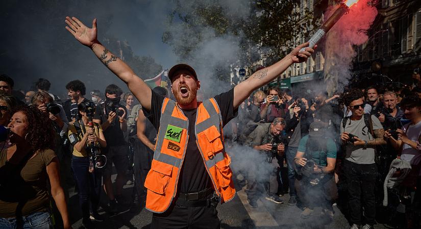 Sztrájkok bénítják meg Franciaországot földön és égen, még az Eiffel-torony is érintett