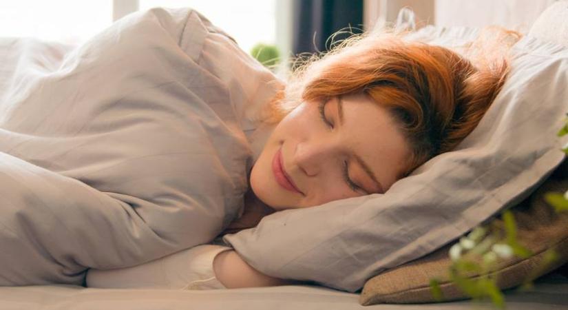 8 órát mélyen alszol, ha így fekszel az ágyban: nem kell derékfájással kelned többé