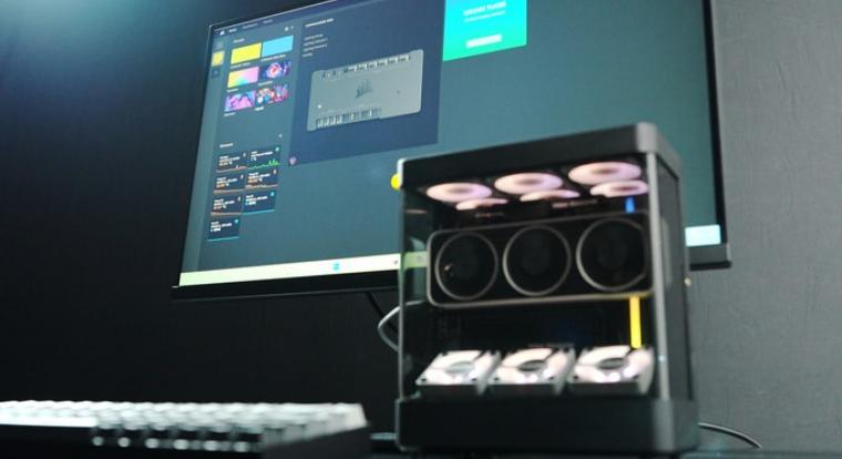 Ez az apró akvárium egy RTX 4070-et bújtat, amit 13 ventilátor próbál féken tartani