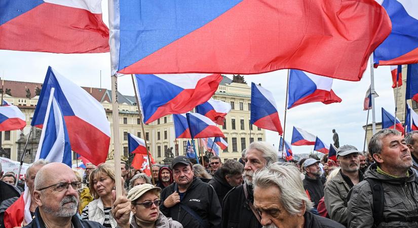 Kezdődik a parlamenti választás, Csehország Andrej Babišsal visszatérhet az orbáni útra