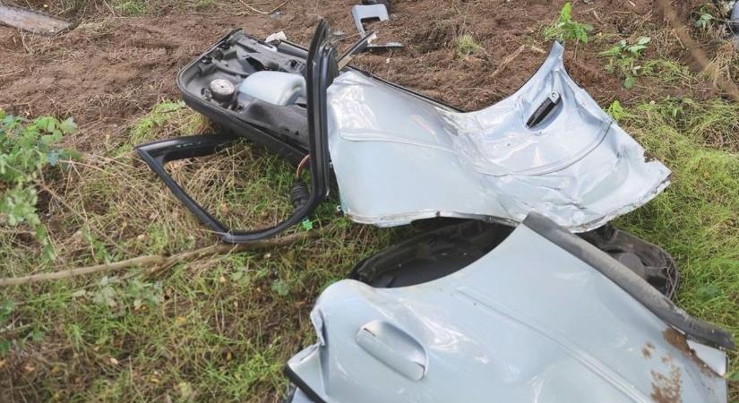 Fának csapódott egy autó Szabolcsban –Tűzoltók mentették meg a sofőr életét
