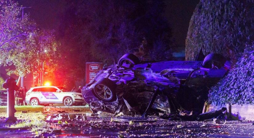 Életveszélyesen megsérült a fiatal férfi, aki autójával a betonkerítésbe csapódott, majd felborult Debrecenben - fotókkal, videókkal