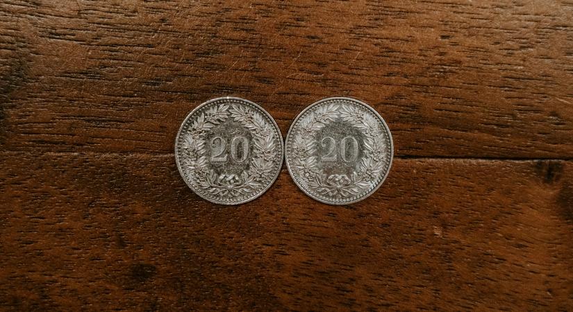 Kizárja a törvényi egységkénti értékelést, ha az elkövető egyik cselekménye tettesi, a másik pedig részesi magatartást valósít meg