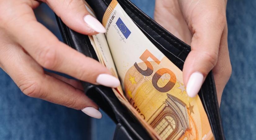 Alig mozdult a forint árfolyama péntekre, ennyiért válthatunk eurót