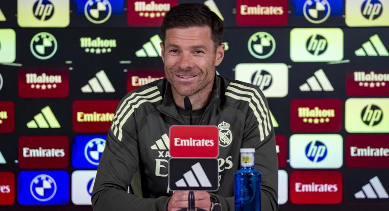 Xabi Alonsót egy beszélő hallal ajándékozta meg a sajtótájékoztatón egy kazah újságíró
