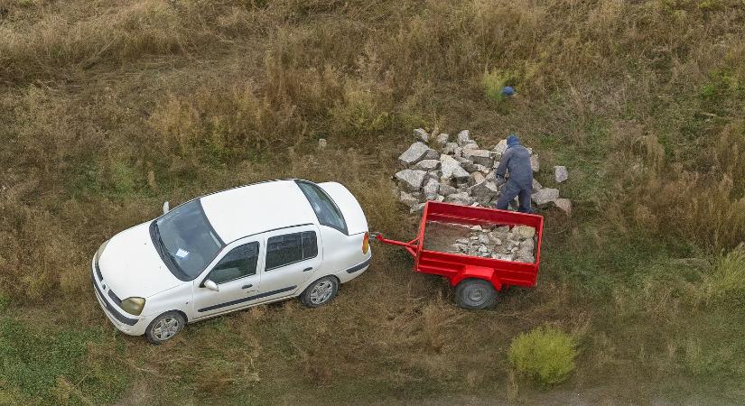 Pech Kiskőrösön: épp rakta le a sittet az utánfutóról a mezőn, amikor arra repült a rendőrségi helikopter