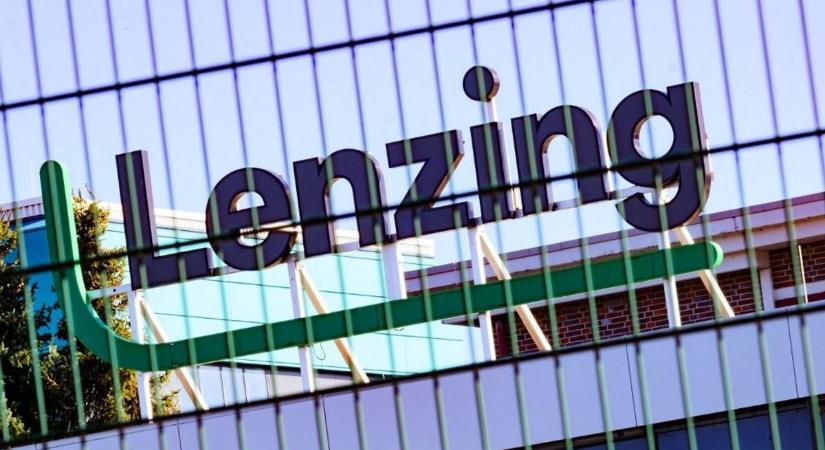 Fellázadtak az osztrák óriásgyár dolgozói, nem hagyják, hogy kirúgják őket: kivonultak az üzem udvarára, miközben a sorsukról döntöttek