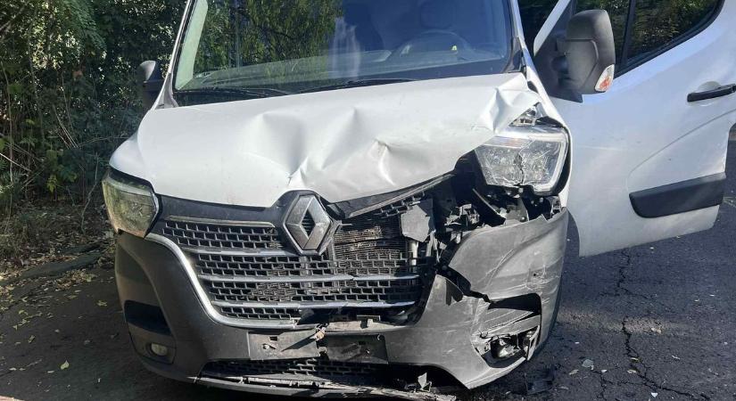 Ijesztő baleset Pécsen, két furgon ütközött össze (FOTÓK)