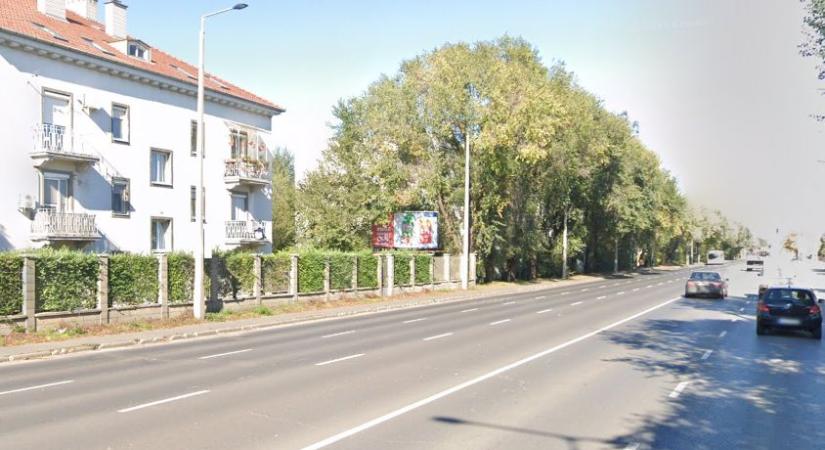 Kerítésnek csapódott egy autó a Mikepércsi úton