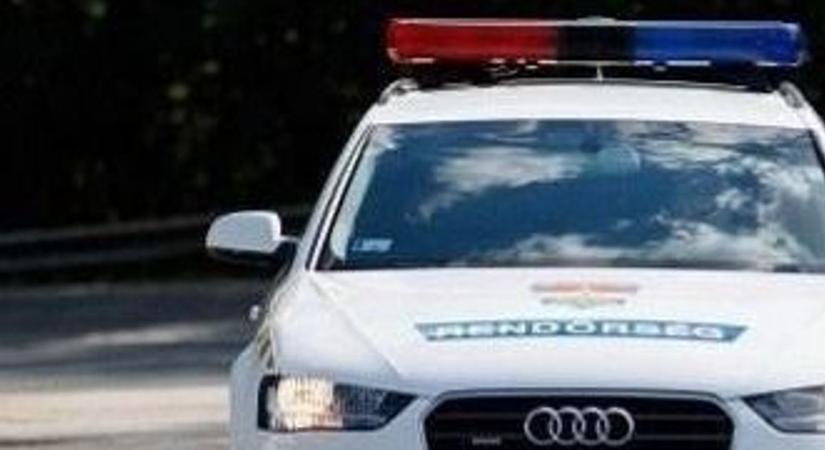 Felfordult egy autó a „halálúton”, csak félpályán halad a forgalom a 81-es főúton