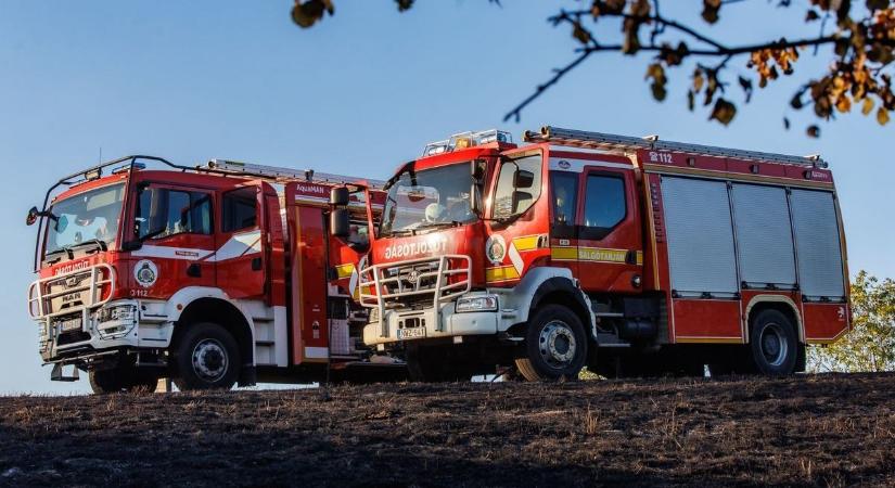 Sziréna harsant az éjszakai csendbe, tűzoltóautó száguldott az M44-esre