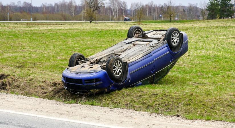 Árokba borult és fejtetőre állt egy autó Románd és Gic között
