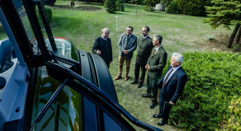 Drónokkal és erdészeti traktorral újul meg az erdészeti oktatás a Mátrában