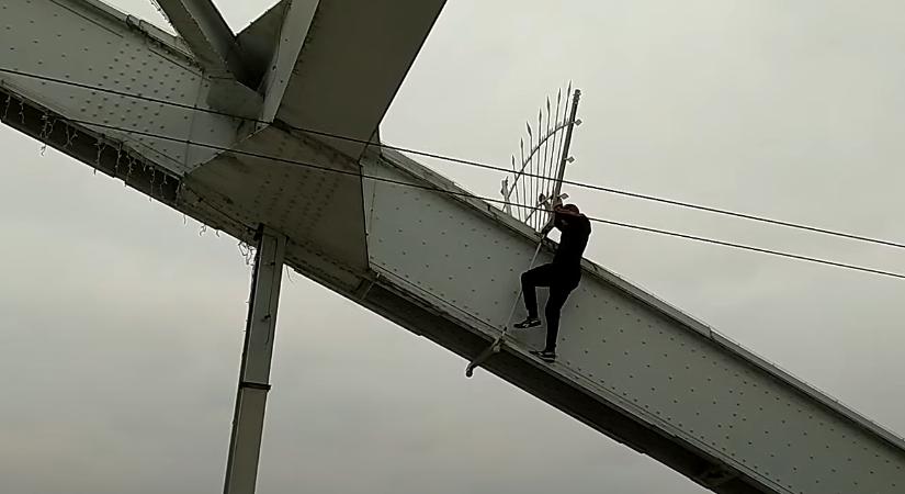 Átmászott a Belvárosi híd tetején, majd elfutott a rendőrök elől a fiatal parkouros