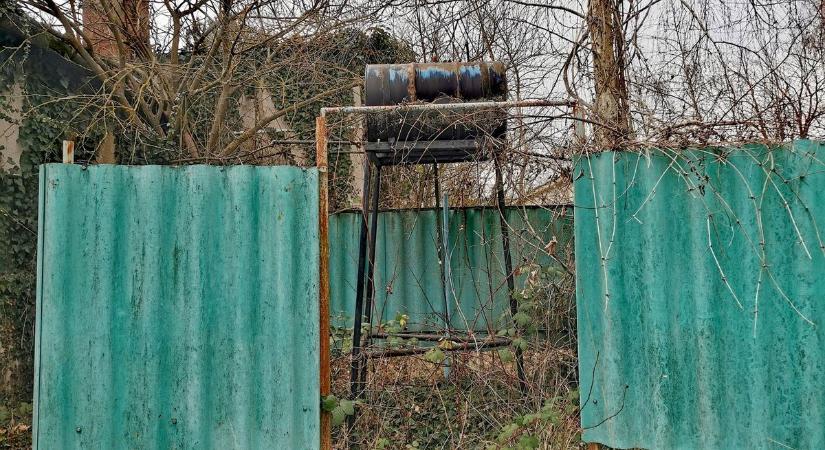 Egy korszak omladozó emlékei a Balaton partján – egy tábor a hordós kerti zuhannyal
