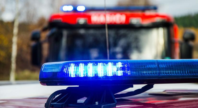 Árokba borult egy autó a forgalmas főúton, riasztották a tűzoltókat