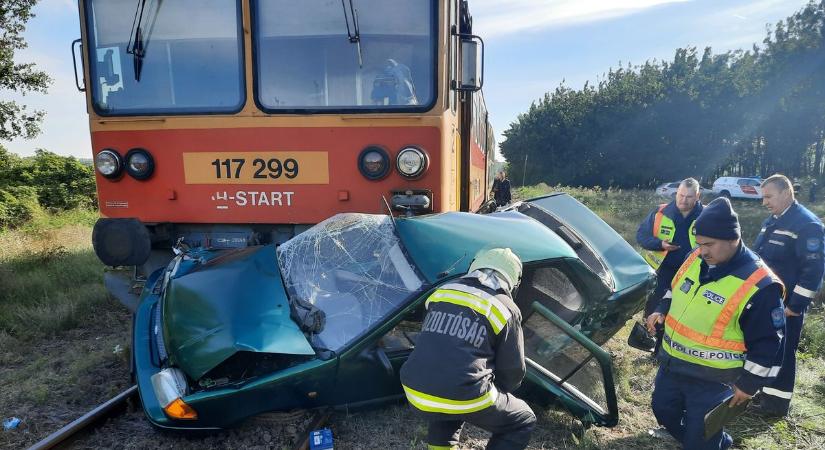 Baleset! Rémálom a síneken: vonat tarolta le az autót Apagynál, mentőhelikopter is érkezett! (fotókkal)