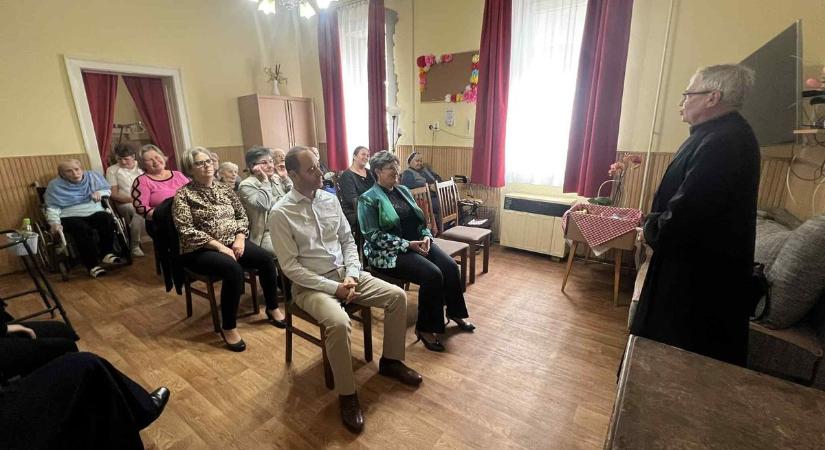 Szívhez szóló ünnepséggel köszöntötték az időseket Nyíracsádon