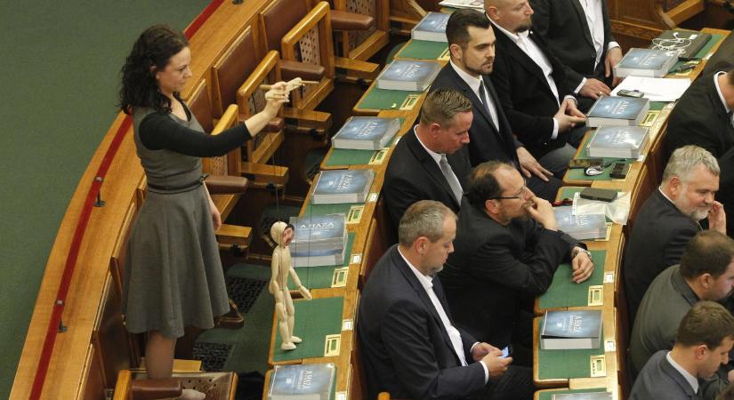 Itt a jogerős ítélet Szabó Tímeáról – nem díjazták Strasbourgban a képviselő parlamenti botrányát
