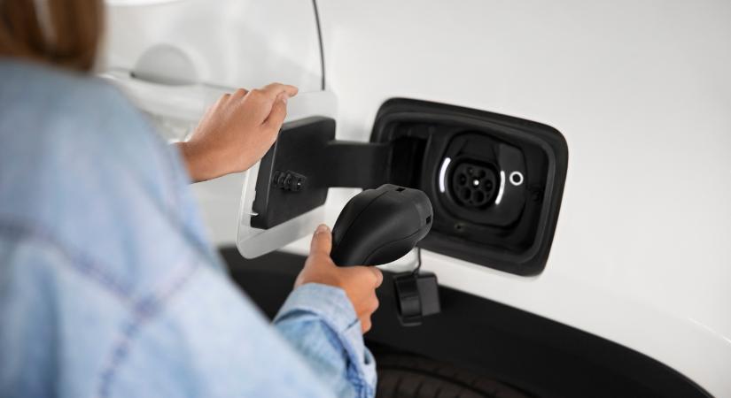 Kicserélik az elektromos töltőállomásokat az esztergomi Zöld parkolóban