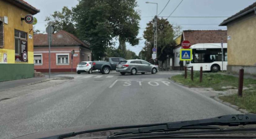 Ismét összeütközött két autó a Csap utácában Szegeden
