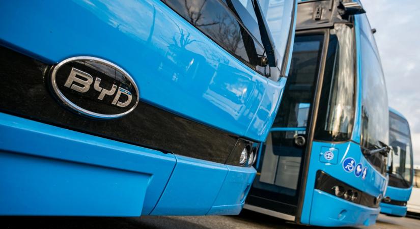 Megérkeztek Budapestre az első elektromos csuklós autóbuszok