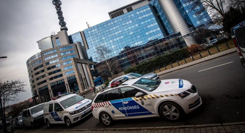 Kabaréba illő jelenetek a Józsefvárosban: hatan utaztak egy forgalomból kivont gépkocsiban, amelyet egy ittas sofőr vezetett