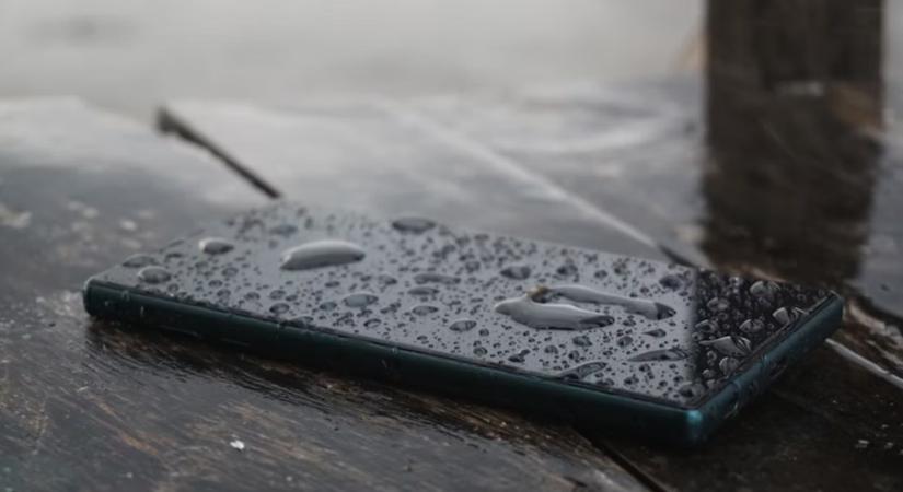 Amikor a telefon vízbe pottyan – így menthetjük meg a hangszórót