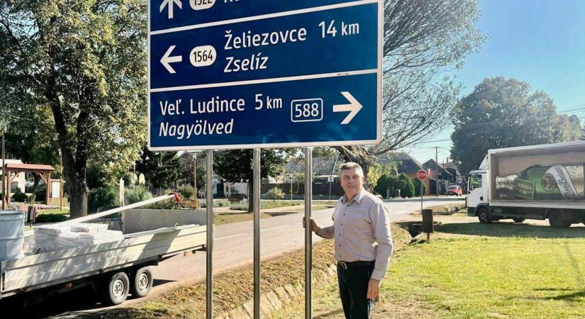 Kétnyelvű útjelző táblák Nyitra megyében