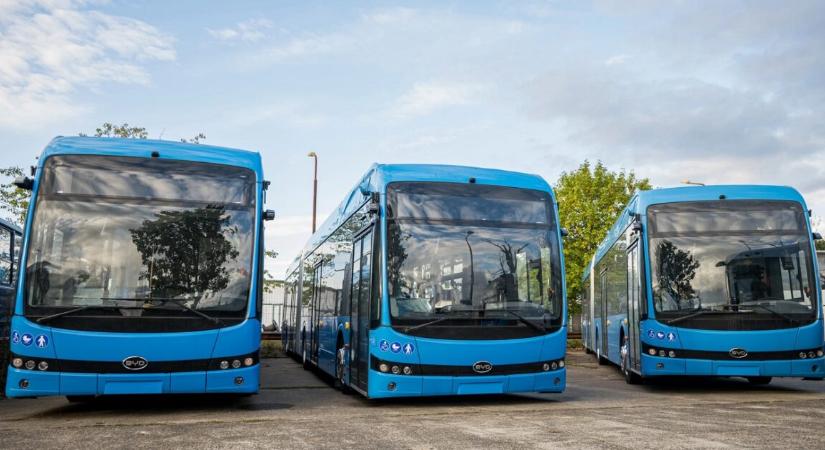 Csuklós elektromos buszokkal bővült Budapest közlekedése – még jól is néznek ki