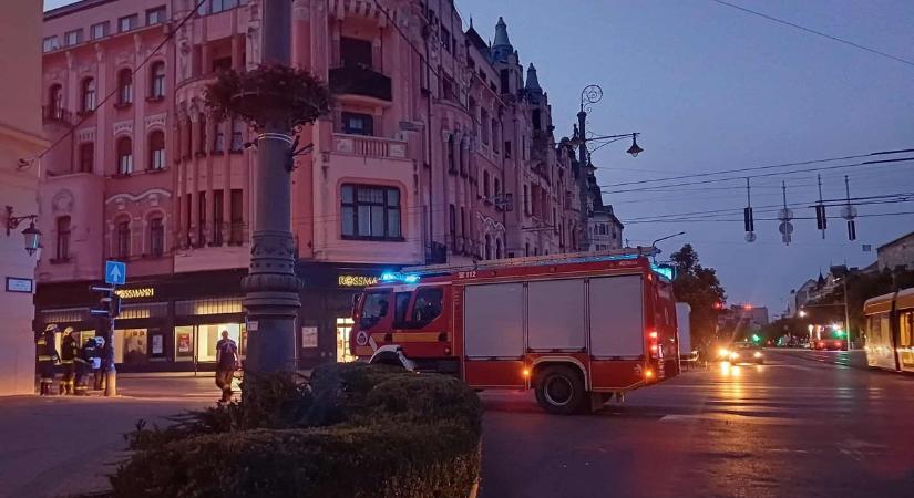 Tűz volt Debrecen belvárosában, riasztották a tűzoltókat is – fotókkal