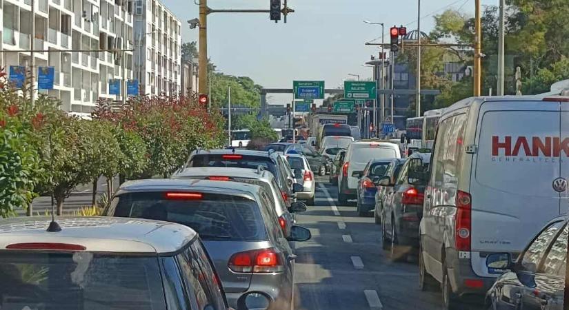 Balesethez riasztott tűzoltóautó karambolozott Győrben