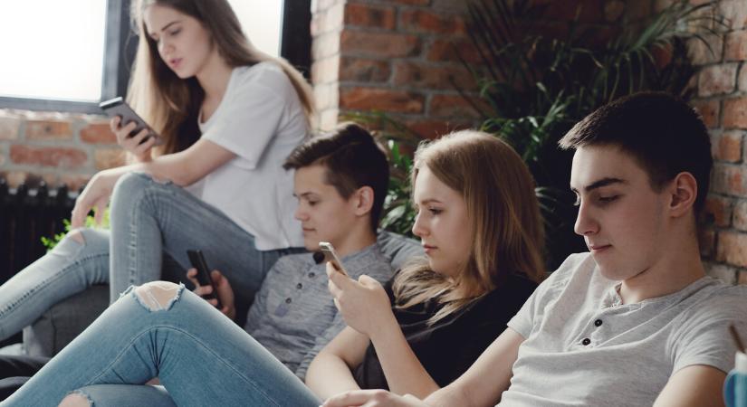 A digitális térben előforduló veszélyekre hívja fel a fiatalok figyelmét a GVH
