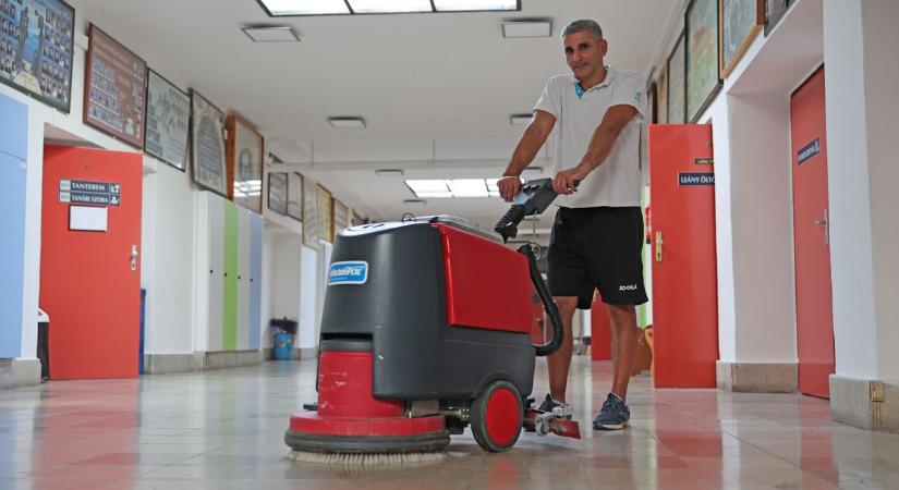 Fura kórban, munkamániában szenved a Babits gimnázium takarítója, Nikolics László