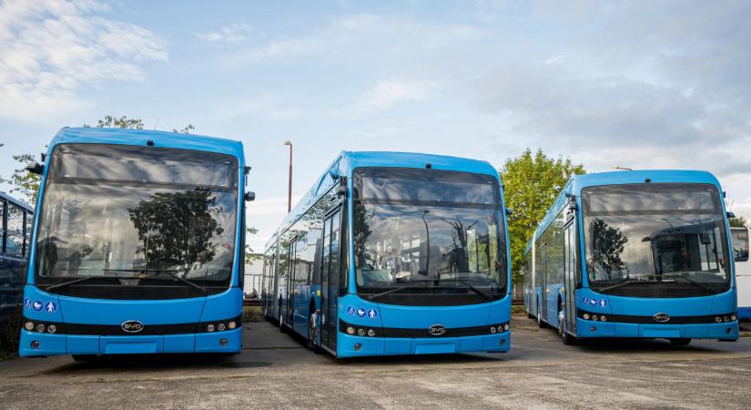 Ilyen járművet sem látott még Budapesten: megérkeztek az első elektromos csuklósbuszok