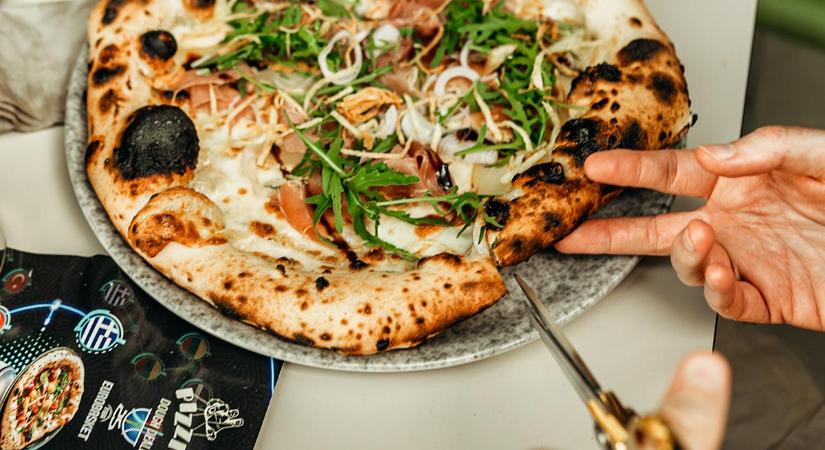 Aranyollóval vágod és imádni fogod – Ilyen Budapest új pizzázója, ahol egészen őrült feltéteket pakolnak a pizzákra