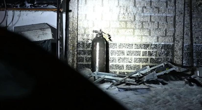 Autószerelő-műhely égett a 15. kerületben, a TEK mesterlövészeit is riasztották