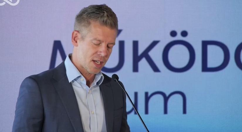 Béremelést, rövidebb várólistát, szuperkórházakat ígér egészségügyi programjában Magyar Péter