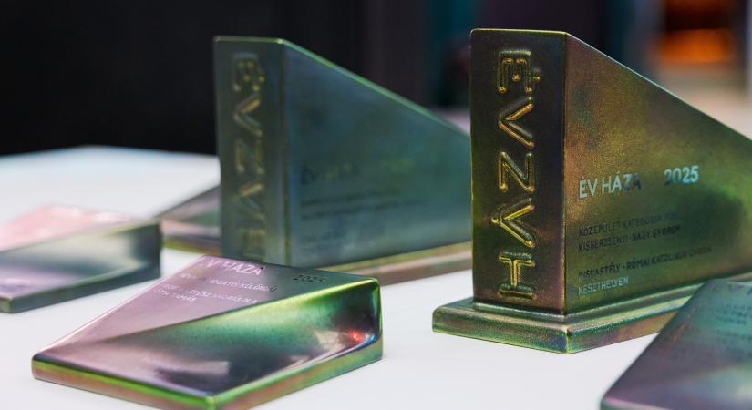 Év Háza-díjak: családi ház a település szélén és óvoda a kiskastély parkjában