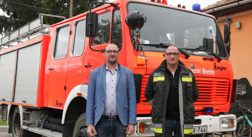 Ikerpár, akik életeket mentenek: saját pénzükből tartják fenn a tiszabábolnai tűzoltókat - fotókkal, videóval
