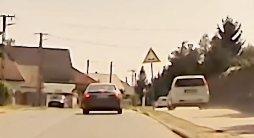A legpofátlanabb manőver: felment a járdára, hogy előzhessen! (videó)