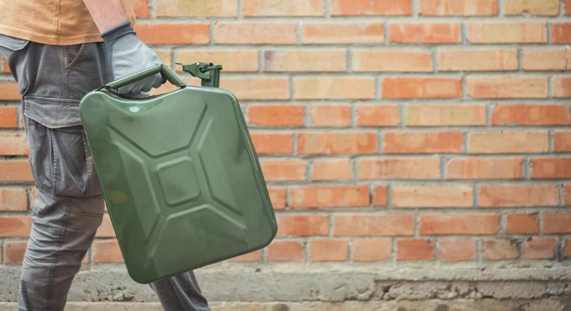 Nehézsorsú barátját otthonába fogadta, a férfi válaszul lelocsolta benzinnel, majd kést rántott – fotó