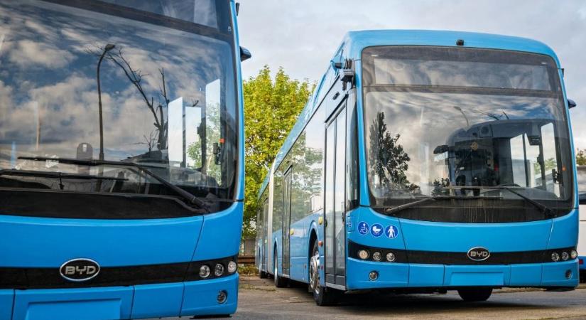 Megérkeztek az első elektromos csuklós buszok Budapestre