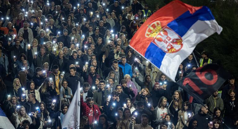 Láncra verte a szerbiai jövőt az elnök, aki fájlalja, hogy a tiltakozók női nemi szervnek nevezték