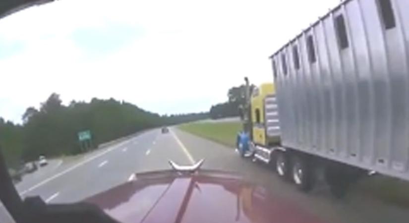 Egymás után két kamionos akadályozott meg tömegbalesetet egy őrült autós miatt – VIDEÓ