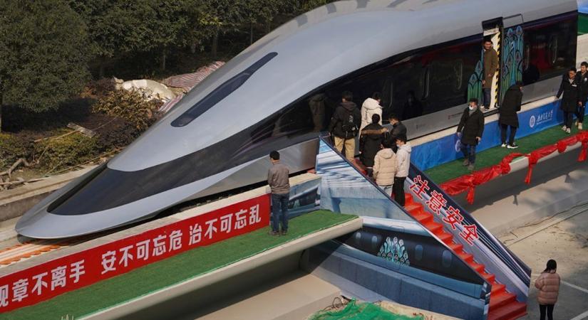 Bemutatták Kínában a szupervonatot, ami 620 km/h-s sebességgel képes száguldani!