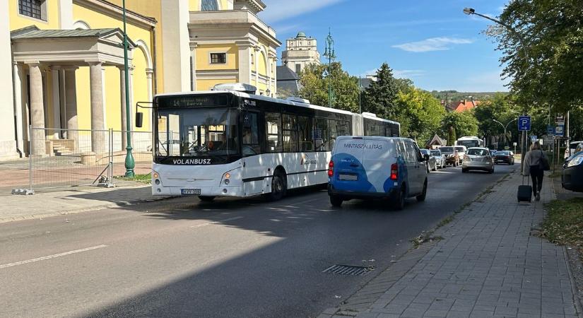 Felesleges a helyi járatot várni Egerben, dugót is okozott az egyik busz