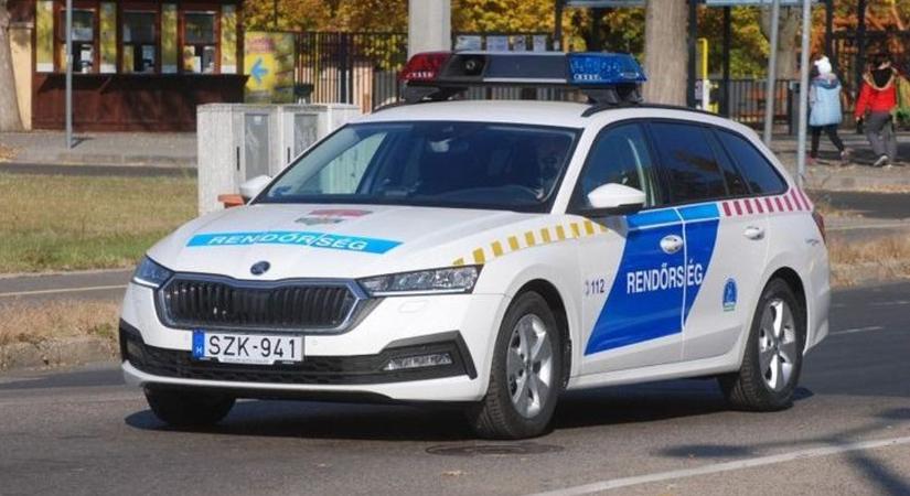 Rendőrautónak ütközött egy személykocsi, többen megsérültek