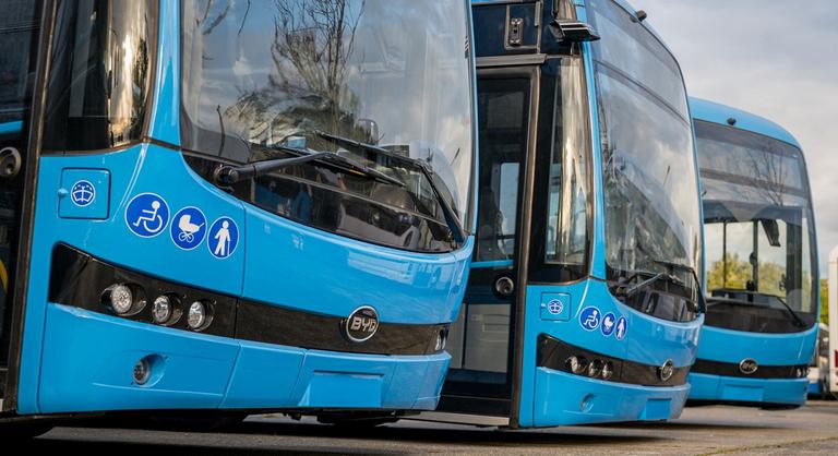 Megérkeztek az első elektromos csuklós buszok a Budapestre