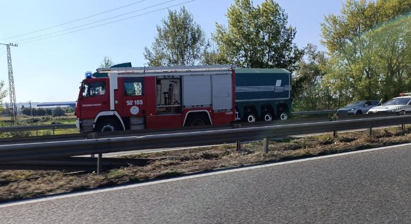 Két autó karambolozott az M1-esen Győrnél, az egyiknek kitörött a kereke - fotók